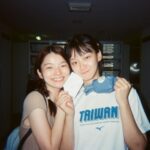 Angela Yuen Instagram - 辛苦找來但願人長久的殺青底片照 🩵 1. 從排練到真正出演的間距，一直感受著慷仁瘦上數十磅，超人意志，脆地拜服。 2. 我喜歡超痴線的試鏡，也喜歡開拍前的所有排戲，我覺得（如可能）所有電影都應該這樣。 3. 承上，超痴線的試鏡：發生在2020年，過了第一輪二人一組的初選後，被分到8人一大組歷時5-6小時的group cast：包括自介、破冰遊戲、Prepared scenes、即興演出、逐一與導演對談環節。至今依然歷歷在目原因是，從沒在香港經歷過高度認真又標準化的試鏡。這樣的形式下，導演還說她試了上百人，果時心諗你一係就係癲一係就好叻，結果係又癲又叻。 4. 雖然中cast後Junli還是強烈反對導演選我出演，於是偷偷找了mm2監製找來窄路看初剪，看完才過關。（Junli後來跟我說的 😂）（做人真係唔容易） 5. 試鏡2020年；拍攝2022年；上映2024年。有時我覺得電影週期真係好長。但到上映又會有一種超然的滿足與值得。 6. 我飾演一個由三人分演的配角妹妹，戲份不多。呀聰教，當主線唔係你度，你就全力去 shine your partner。 7. 真素顏其實沒有那麼威威，我第一次看首映真的被自己黑眼圈嚇屎屎。 8. 照片沒有 @is.wingyan @natanoonoo 因為我是17年的子缺 😂 8. 《但願人長久》誠意上映中 ❤️‍🔥 :> ！ @flymetothemoon.movie @goldenscenehk