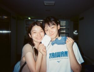 Angela Yuen Instagram - 辛苦找來但願人長久的殺青底片照 🩵

1. 從排練到真正出演的間距，一直感受著慷仁瘦上數十磅，超人意志，脆地拜服。
2. 我喜歡超痴線的試鏡，也喜歡開拍前的所有排戲，我覺得（如可能）所有電影都應該這樣。
3. 承上，超痴線的試鏡：發生在2020年，過了第一輪二人一組的初選後，被分到8人一大組歷時5-6小時的group cast：包括自介、破冰遊戲、Prepared scenes、即興演出、逐一與導演對談環節。至今依然歷歷在目原因是，從沒在香港經歷過高度認真又標準化的試鏡。這樣的形式下，導演還說她試了上百人，果時心諗你一係就係癲一係就好叻，結果係又癲又叻。
4. 雖然中cast後Junli還是強烈反對導演選我出演，於是偷偷找了mm2監製找來窄路看初剪，看完才過關。（Junli後來跟我說的 😂）（做人真係唔容易）
5. 試鏡2020年；拍攝2022年；上映2024年。有時我覺得電影週期真係好長。但到上映又會有一種超然的滿足與值得。
6. 我飾演一個由三人分演的配角妹妹，戲份不多。呀聰教，當主線唔係你度，你就全力去 shine your partner。
7. 真素顏其實沒有那麼威威，我第一次看首映真的被自己黑眼圈嚇屎屎。
8. 照片沒有 @is.wingyan @natanoonoo 因為我是17年的子缺 😂
8. 《但願人長久》誠意上映中 ❤️‍🔥 :> ！

@flymetothemoon.movie @goldenscenehk