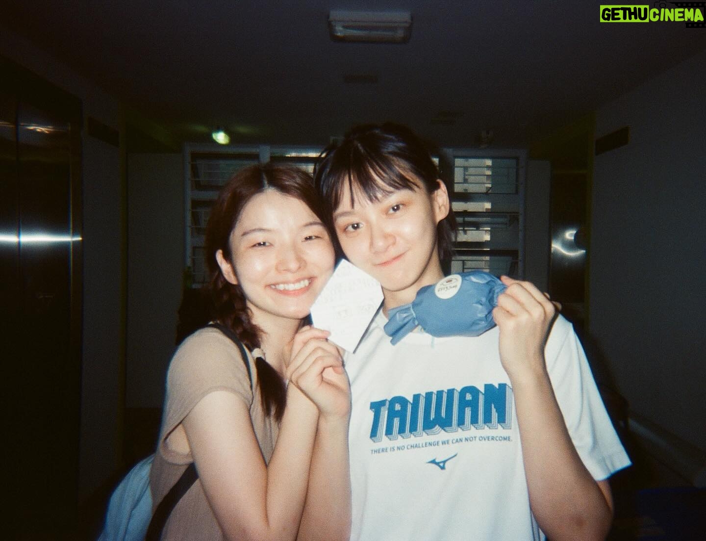 Angela Yuen - 19.7K Likes - 辛苦找來但願人長久的殺青底片照 🩵
1. 從排練到真正出演的間距,一直感受著慷仁瘦上數十磅,超人意志,脆地拜服。
2. 我喜歡超痴線的試鏡,也喜歡開拍前的所有排戲,我覺得(如可能)所有電影都應該這樣。
3. 承上,超痴線的試鏡:發生在2020年,過了第一輪二人一組的初選後,被分到8人一大組歷時5-6小時的group cast:包括自介、破冰遊戲、Prepared scenes、即興演出、逐一與導演對談環節。至今依然歷歷在目原因是,從沒在香港經歷過高度認真又標準化的試鏡。這樣的形式下,導演還說她試了上百人,果時心諗你一係就係癲一係就好叻,結果係又癲又叻。
4. 雖然中cast後Junli還是強烈反對導演選我出演,於是偷偷找了mm2監製找來窄路看初剪,看完才過關。(Junli後來跟我說的 😂)(做人真係唔容易)
5. 試鏡2020年;拍攝2022年;上映2024年。有時我覺得電影週期真係好長。但到上映又會有一種超然的滿足與值得。
6. 我飾演一個由三人分演的配角妹妹,戲份不多。呀聰教,當主線唔係你度,你就全力去 shine your partner。
7. 真素顏其實沒有那麼威威,我第一次看首映真的被自己黑眼圈嚇屎屎。
8. 照片沒有 @is.wingyan @natanoonoo 因為我是17年的子缺 😂
8. 《但願人長久》誠意上映中 ❤️🔥 :> !
@flymetothemoon.movie @goldenscenehk