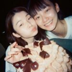 Angela Yuen Instagram - 辛苦找來但願人長久的殺青底片照 🩵 1. 從排練到真正出演的間距，一直感受著慷仁瘦上數十磅，超人意志，脆地拜服。 2. 我喜歡超痴線的試鏡，也喜歡開拍前的所有排戲，我覺得（如可能）所有電影都應該這樣。 3. 承上，超痴線的試鏡：發生在2020年，過了第一輪二人一組的初選後，被分到8人一大組歷時5-6小時的group cast：包括自介、破冰遊戲、Prepared scenes、即興演出、逐一與導演對談環節。至今依然歷歷在目原因是，從沒在香港經歷過高度認真又標準化的試鏡。這樣的形式下，導演還說她試了上百人，果時心諗你一係就係癲一係就好叻，結果係又癲又叻。 4. 雖然中cast後Junli還是強烈反對導演選我出演，於是偷偷找了mm2監製找來窄路看初剪，看完才過關。（Junli後來跟我說的 😂）（做人真係唔容易） 5. 試鏡2020年；拍攝2022年；上映2024年。有時我覺得電影週期真係好長。但到上映又會有一種超然的滿足與值得。 6. 我飾演一個由三人分演的配角妹妹，戲份不多。呀聰教，當主線唔係你度，你就全力去 shine your partner。 7. 真素顏其實沒有那麼威威，我第一次看首映真的被自己黑眼圈嚇屎屎。 8. 照片沒有 @is.wingyan @natanoonoo 因為我是17年的子缺 😂 8. 《但願人長久》誠意上映中 ❤️‍🔥 :> ！ @flymetothemoon.movie @goldenscenehk