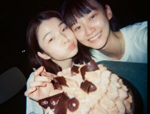 Angela Yuen Instagram - 辛苦找來但願人長久的殺青底片照 🩵

1. 從排練到真正出演的間距，一直感受著慷仁瘦上數十磅，超人意志，脆地拜服。
2. 我喜歡超痴線的試鏡，也喜歡開拍前的所有排戲，我覺得（如可能）所有電影都應該這樣。
3. 承上，超痴線的試鏡：發生在2020年，過了第一輪二人一組的初選後，被分到8人一大組歷時5-6小時的group cast：包括自介、破冰遊戲、Prepared scenes、即興演出、逐一與導演對談環節。至今依然歷歷在目原因是，從沒在香港經歷過高度認真又標準化的試鏡。這樣的形式下，導演還說她試了上百人，果時心諗你一係就係癲一係就好叻，結果係又癲又叻。
4. 雖然中cast後Junli還是強烈反對導演選我出演，於是偷偷找了mm2監製找來窄路看初剪，看完才過關。（Junli後來跟我說的 😂）（做人真係唔容易）
5. 試鏡2020年；拍攝2022年；上映2024年。有時我覺得電影週期真係好長。但到上映又會有一種超然的滿足與值得。
6. 我飾演一個由三人分演的配角妹妹，戲份不多。呀聰教，當主線唔係你度，你就全力去 shine your partner。
7. 真素顏其實沒有那麼威威，我第一次看首映真的被自己黑眼圈嚇屎屎。
8. 照片沒有 @is.wingyan @natanoonoo 因為我是17年的子缺 😂
8. 《但願人長久》誠意上映中 ❤️‍🔥 :> ！

@flymetothemoon.movie @goldenscenehk