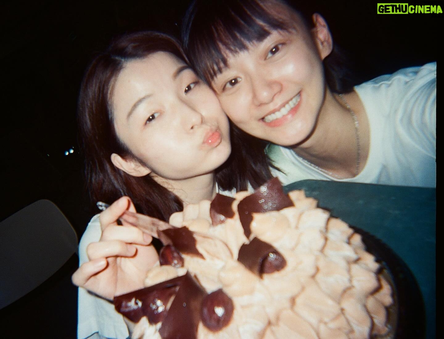 Angela Yuen - 19.7K Likes - 辛苦找來但願人長久的殺青底片照 🩵
1. 從排練到真正出演的間距,一直感受著慷仁瘦上數十磅,超人意志,脆地拜服。
2. 我喜歡超痴線的試鏡,也喜歡開拍前的所有排戲,我覺得(如可能)所有電影都應該這樣。
3. 承上,超痴線的試鏡:發生在2020年,過了第一輪二人一組的初選後,被分到8人一大組歷時5-6小時的group cast:包括自介、破冰遊戲、Prepared scenes、即興演出、逐一與導演對談環節。至今依然歷歷在目原因是,從沒在香港經歷過高度認真又標準化的試鏡。這樣的形式下,導演還說她試了上百人,果時心諗你一係就係癲一係就好叻,結果係又癲又叻。
4. 雖然中cast後Junli還是強烈反對導演選我出演,於是偷偷找了mm2監製找來窄路看初剪,看完才過關。(Junli後來跟我說的 😂)(做人真係唔容易)
5. 試鏡2020年;拍攝2022年;上映2024年。有時我覺得電影週期真係好長。但到上映又會有一種超然的滿足與值得。
6. 我飾演一個由三人分演的配角妹妹,戲份不多。呀聰教,當主線唔係你度,你就全力去 shine your partner。
7. 真素顏其實沒有那麼威威,我第一次看首映真的被自己黑眼圈嚇屎屎。
8. 照片沒有 @is.wingyan @natanoonoo 因為我是17年的子缺 😂
8. 《但願人長久》誠意上映中 ❤️🔥 :> !
@flymetothemoon.movie @goldenscenehk