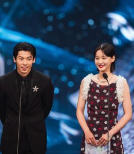 Angela Yuen Instagram - 這是超級延期金像獎post 因為最近真的忙到呼吸也要輕輕的才能保留體力保住小命 🫠 1. 很高興可以跟光漢頒獎！ 2. 遇到 Angelababy me be like: 😵‍💫😵‍💫😵‍💫 3. 我全晚都好開心好開心，翌日要開 05 但都不捨得回家 4. 如果可以，下年再見 🩵