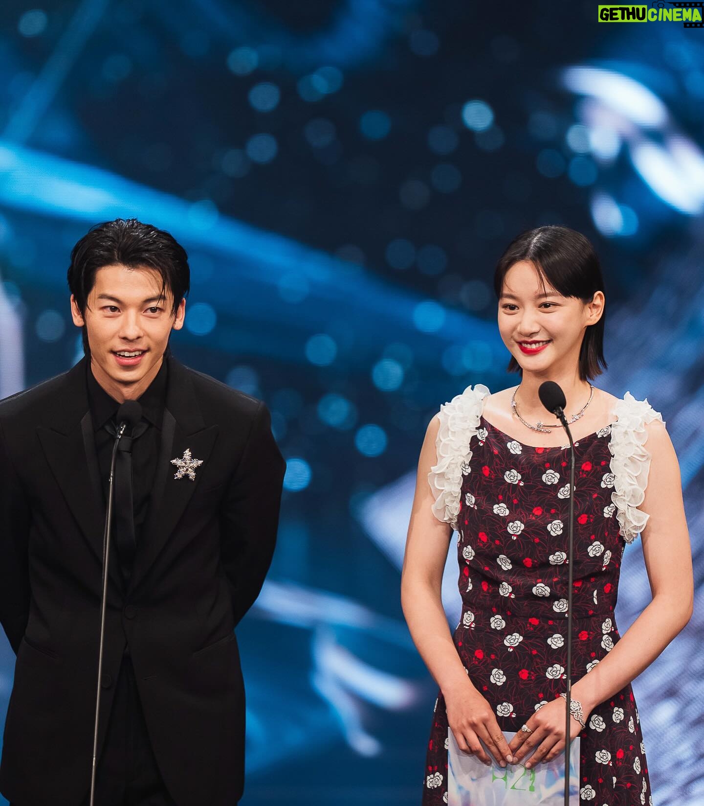 Angela Yuen - 22.4K Likes - 這是超級延期金像獎post
因為最近真的忙到呼吸也要輕輕的才能保留體力保住小命 🫠
1. 很高興可以跟光漢頒獎!
2. 遇到 Angelababy me be like: 😵💫😵💫😵💫
3. 我全晚都好開心好開心,翌日要開 05 但都不捨得回家
4. 如果可以,下年再見 🩵