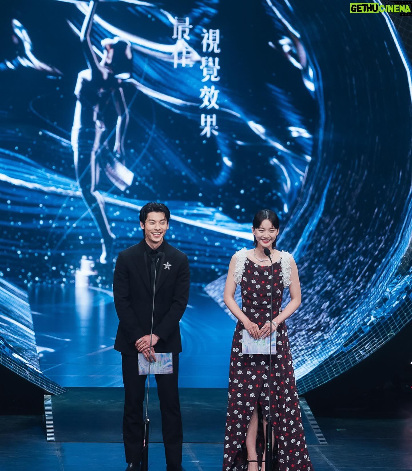 Angela Yuen - 22.4K Likes - 這是超級延期金像獎post
因為最近真的忙到呼吸也要輕輕的才能保留體力保住小命 🫠
1. 很高興可以跟光漢頒獎!
2. 遇到 Angelababy me be like: 😵💫😵💫😵💫
3. 我全晚都好開心好開心,翌日要開 05 但都不捨得回家
4. 如果可以,下年再見 🩵