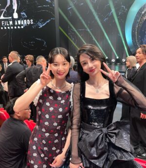 Angela Yuen Instagram - 這是超級延期金像獎post
因為最近真的忙到呼吸也要輕輕的才能保留體力保住小命 🫠

1. 很高興可以跟光漢頒獎！
2. 遇到 Angelababy me be like: 😵‍💫😵‍💫😵‍💫
3. 我全晚都好開心好開心，翌日要開 05 但都不捨得回家
4. 如果可以，下年再見 🩵