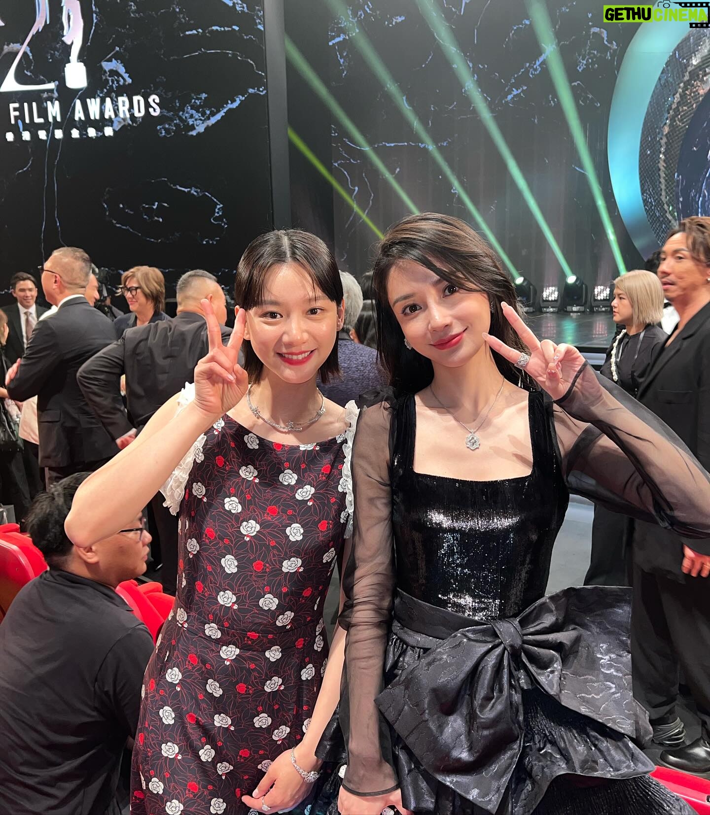 Angela Yuen - 22.4K Likes - 這是超級延期金像獎post
因為最近真的忙到呼吸也要輕輕的才能保留體力保住小命 🫠
1. 很高興可以跟光漢頒獎!
2. 遇到 Angelababy me be like: 😵💫😵💫😵💫
3. 我全晚都好開心好開心,翌日要開 05 但都不捨得回家
4. 如果可以,下年再見 🩵