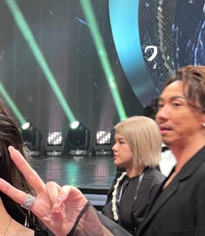 Angela Yuen Instagram - 這是超級延期金像獎post
因為最近真的忙到呼吸也要輕輕的才能保留體力保住小命 🫠

1. 很高興可以跟光漢頒獎！
2. 遇到 Angelababy me be like: 😵‍💫😵‍💫😵‍💫
3. 我全晚都好開心好開心，翌日要開 05 但都不捨得回家
4. 如果可以，下年再見 🩵