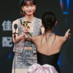 Angela Yuen Instagram - 第二年出席亞洲電影大獎 💫 在還沒進場的時候，我還在調侃問 @rachellyt ，你可不可以今晚輕輕贏左佢啊？結果在台上自己讀出梁雍婷的名字，亞洲電影大獎充滿著各國知名頂級演員，我竟能以最近距離感受一位香港演員在台上發光發亮，真的只能以熱淚盈眶回應了 🥹 也感謝 @bewater_liu，竟能在金馬後再次成為你的頒獎搭檔！ 謝謝 @chanelofficial #ChanelHighJewelry 讓我美麗一夜 👸🏼⚡️
