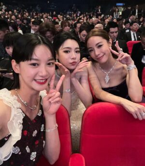 Angela Yuen Instagram - 這是超級延期金像獎post
因為最近真的忙到呼吸也要輕輕的才能保留體力保住小命 🫠

1. 很高興可以跟光漢頒獎！
2. 遇到 Angelababy me be like: 😵‍💫😵‍💫😵‍💫
3. 我全晚都好開心好開心，翌日要開 05 但都不捨得回家
4. 如果可以，下年再見 🩵