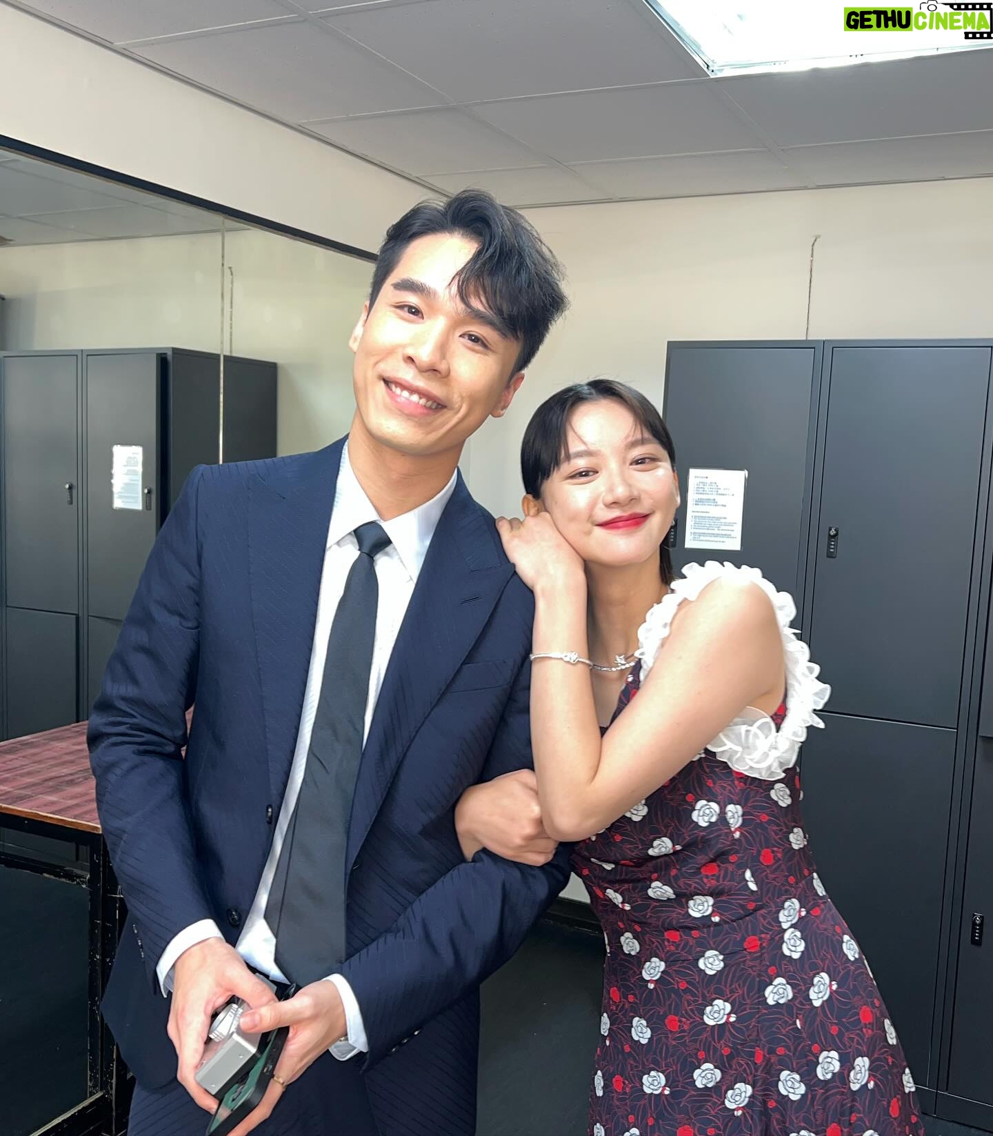 Angela Yuen - 22.4K Likes - 這是超級延期金像獎post
因為最近真的忙到呼吸也要輕輕的才能保留體力保住小命 🫠
1. 很高興可以跟光漢頒獎!
2. 遇到 Angelababy me be like: 😵💫😵💫😵💫
3. 我全晚都好開心好開心,翌日要開 05 但都不捨得回家
4. 如果可以,下年再見 🩵