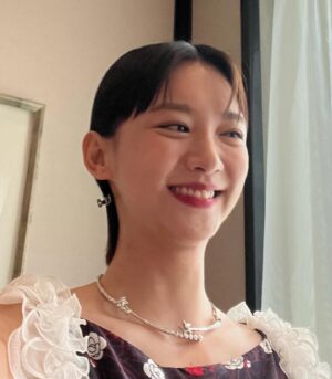 Angela Yuen Instagram - 這是超級延期金像獎post
因為最近真的忙到呼吸也要輕輕的才能保留體力保住小命 🫠

1. 很高興可以跟光漢頒獎！
2. 遇到 Angelababy me be like: 😵‍💫😵‍💫😵‍💫
3. 我全晚都好開心好開心，翌日要開 05 但都不捨得回家
4. 如果可以，下年再見 🩵