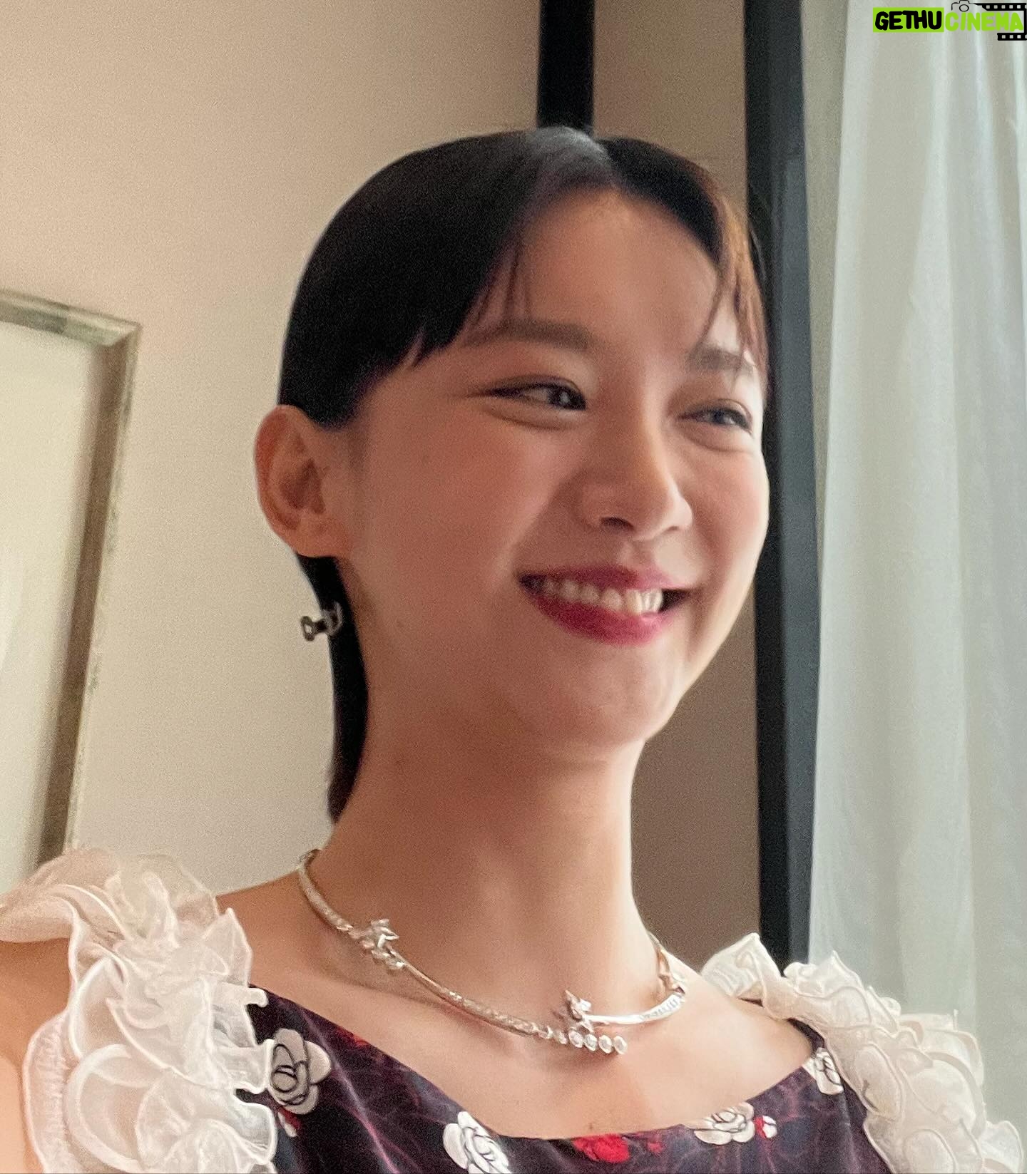 Angela Yuen - 22.4K Likes - 這是超級延期金像獎post
因為最近真的忙到呼吸也要輕輕的才能保留體力保住小命 🫠
1. 很高興可以跟光漢頒獎!
2. 遇到 Angelababy me be like: 😵💫😵💫😵💫
3. 我全晚都好開心好開心,翌日要開 05 但都不捨得回家
4. 如果可以,下年再見 🩵