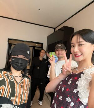 Angela Yuen Instagram - 這是超級延期金像獎post
因為最近真的忙到呼吸也要輕輕的才能保留體力保住小命 🫠

1. 很高興可以跟光漢頒獎！
2. 遇到 Angelababy me be like: 😵‍💫😵‍💫😵‍💫
3. 我全晚都好開心好開心，翌日要開 05 但都不捨得回家
4. 如果可以，下年再見 🩵