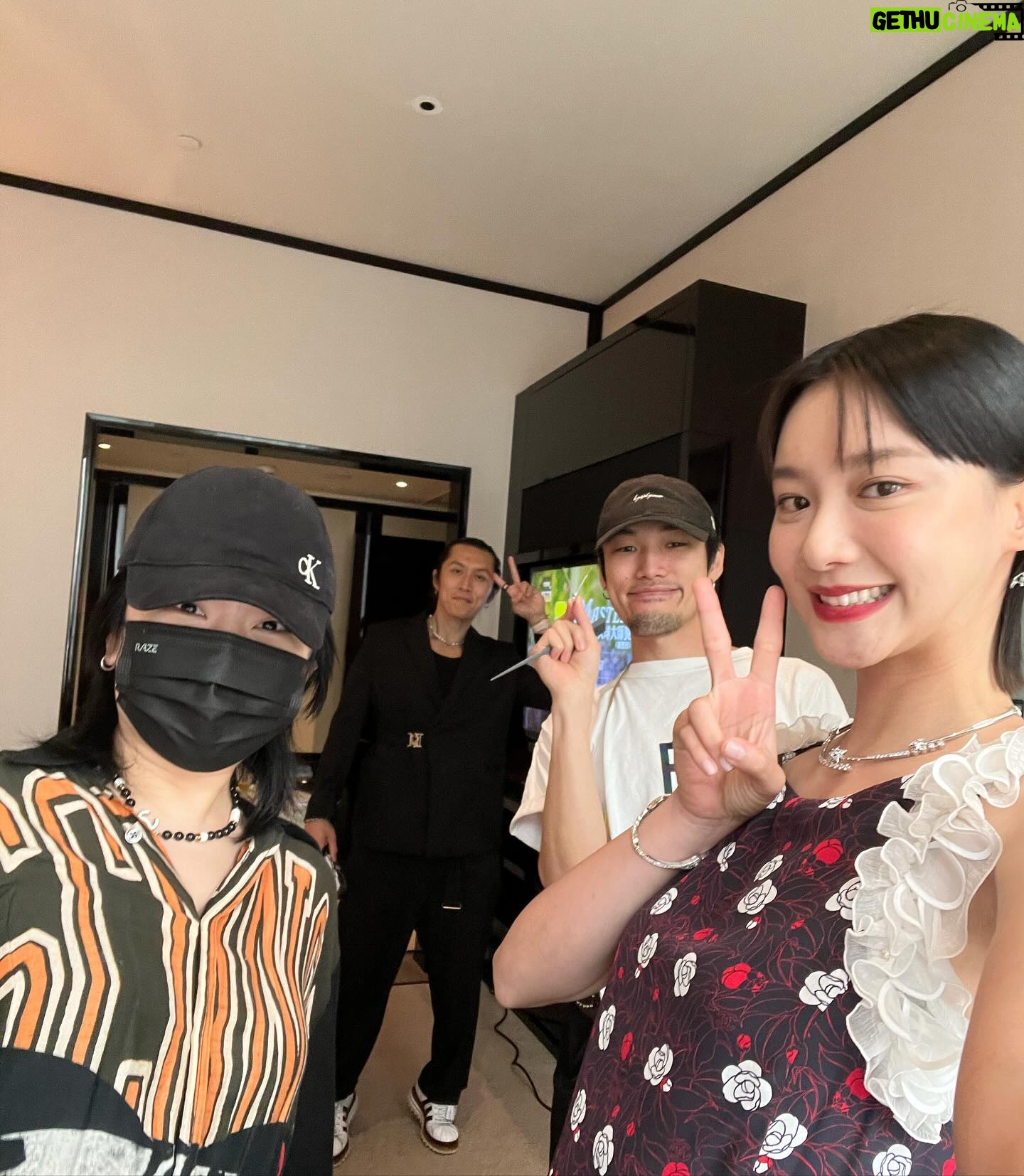 Angela Yuen - 22.4K Likes - 這是超級延期金像獎post
因為最近真的忙到呼吸也要輕輕的才能保留體力保住小命 🫠
1. 很高興可以跟光漢頒獎!
2. 遇到 Angelababy me be like: 😵💫😵💫😵💫
3. 我全晚都好開心好開心,翌日要開 05 但都不捨得回家
4. 如果可以,下年再見 🩵