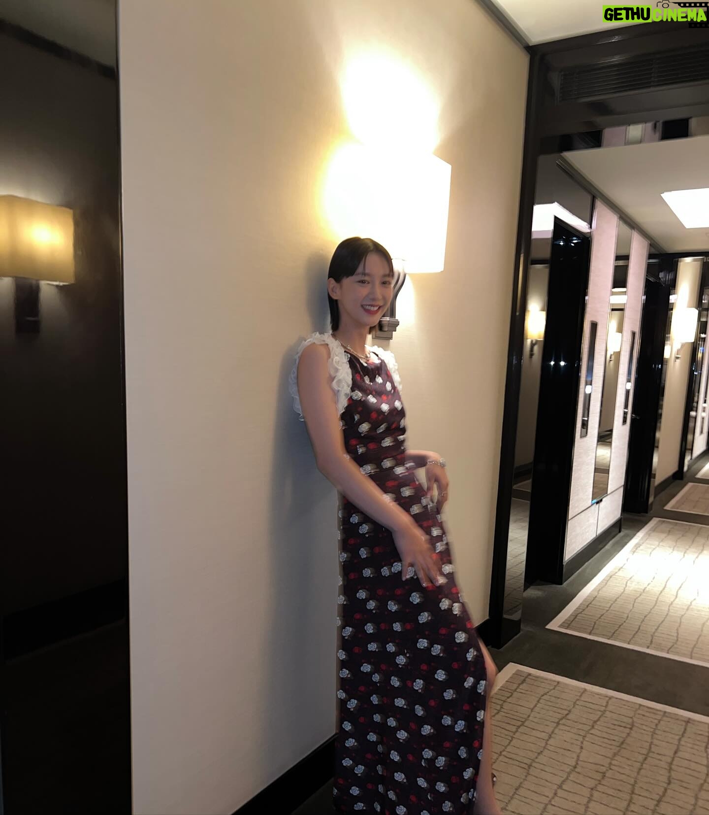 Angela Yuen - 22.4K Likes - 這是超級延期金像獎post
因為最近真的忙到呼吸也要輕輕的才能保留體力保住小命 🫠
1. 很高興可以跟光漢頒獎!
2. 遇到 Angelababy me be like: 😵💫😵💫😵💫
3. 我全晚都好開心好開心,翌日要開 05 但都不捨得回家
4. 如果可以,下年再見 🩵