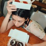 Angela Yuen Instagram - 唔小心又逼左班人同我去長洲慶祝生日 今年無噓聲一片但人數就少左一半以上（照殺！） 但今次發現唔知係咪黎得太多 原來長洲已經無咩野做 首次開始理解MLA個首「我以後不再到長洲」 及所有多年來大量被我強逼搭船入長洲朋友的感受 當允升四點幾話賣晒芒果糯米糍 我有世界末日的感覺 👽 我心諗咁長洲仲有咩？！係張保仔洞？定係朋友！ 於是我地係長洲都踢左個幾鐘毽 😀 然後大家都受左傷，雖然真係笑到腹肌發個靚達 唔，長洲真係一個好危險既地方 可能短時間都唔再去住了 但我突然有好深既感悟，我覺得好可怕 原來鍾意左咁多年既地方可以突然間會無feel 到底我一直鍾意長洲既乜野？係長洲既本身還是 the idea of 長洲 又，宇宙裏有什麼不是暫時？ 嘿嘿，我打廢文真係好叻 快d祝多我一次生日快樂啦 ☺️