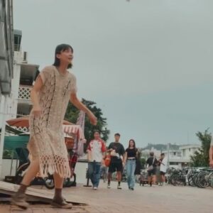 Angela Yuen Instagram - 唔小心又逼左班人同我去長洲慶祝生日 
今年無噓聲一片但人數就少左一半以上（照殺！）

但今次發現唔知係咪黎得太多
原來長洲已經無咩野做
首次開始理解MLA個首「我以後不再到長洲」
及所有多年來大量被我強逼搭船入長洲朋友的感受
當允升四點幾話賣晒芒果糯米糍
我有世界末日的感覺 👽
我心諗咁長洲仲有咩？！係張保仔洞？定係朋友！

於是我地係長洲都踢左個幾鐘毽 😀
然後大家都受左傷，雖然真係笑到腹肌發個靚達
唔，長洲真係一個好危險既地方
可能短時間都唔再去住了 

但我突然有好深既感悟，我覺得好可怕
原來鍾意左咁多年既地方可以突然間會無feel
到底我一直鍾意長洲既乜野？係長洲既本身還是 the idea of 長洲
又，宇宙裏有什麼不是暫時？

嘿嘿，我打廢文真係好叻
快d祝多我一次生日快樂啦 ☺️