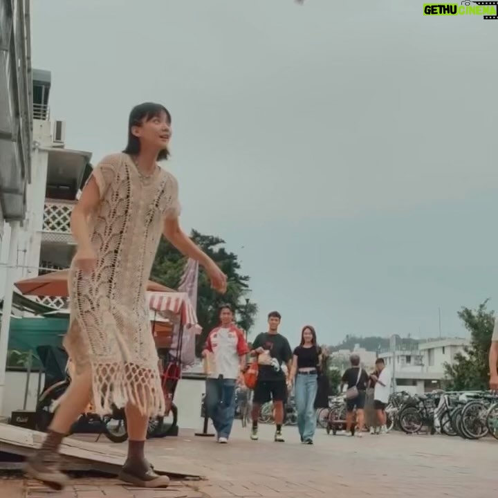 Angela Yuen - 25.3K Likes - 唔小心又逼左班人同我去長洲慶祝生日
今年無噓聲一片但人數就少左一半以上(照殺!)
但今次發現唔知係咪黎得太多
原來長洲已經無咩野做
首次開始理解MLA個首「我以後不再到長洲」
及所有多年來大量被我強逼搭船入長洲朋友的感受
當允升四點幾話賣晒芒果糯米糍
我有世界末日的感覺 👽
我心諗咁長洲仲有咩?!係張保仔洞?定係朋友!
於是我地係長洲都踢左個幾鐘毽 😀
然後大家都受左傷,雖然真係笑到腹肌發個靚達
唔,長洲真係一個好危險既地方
可能短時間都唔再去住了
但我突然有好深既感悟,我覺得好可怕
原來鍾意左咁多年既地方可以突然間會無feel
到底我一直鍾意長洲既乜野?係長洲既本身還是 the idea of 長洲
又,宇宙裏有什麼不是暫時?
嘿嘿,我打廢文真係好叻
快d祝多我一次生日快樂啦 ☺️