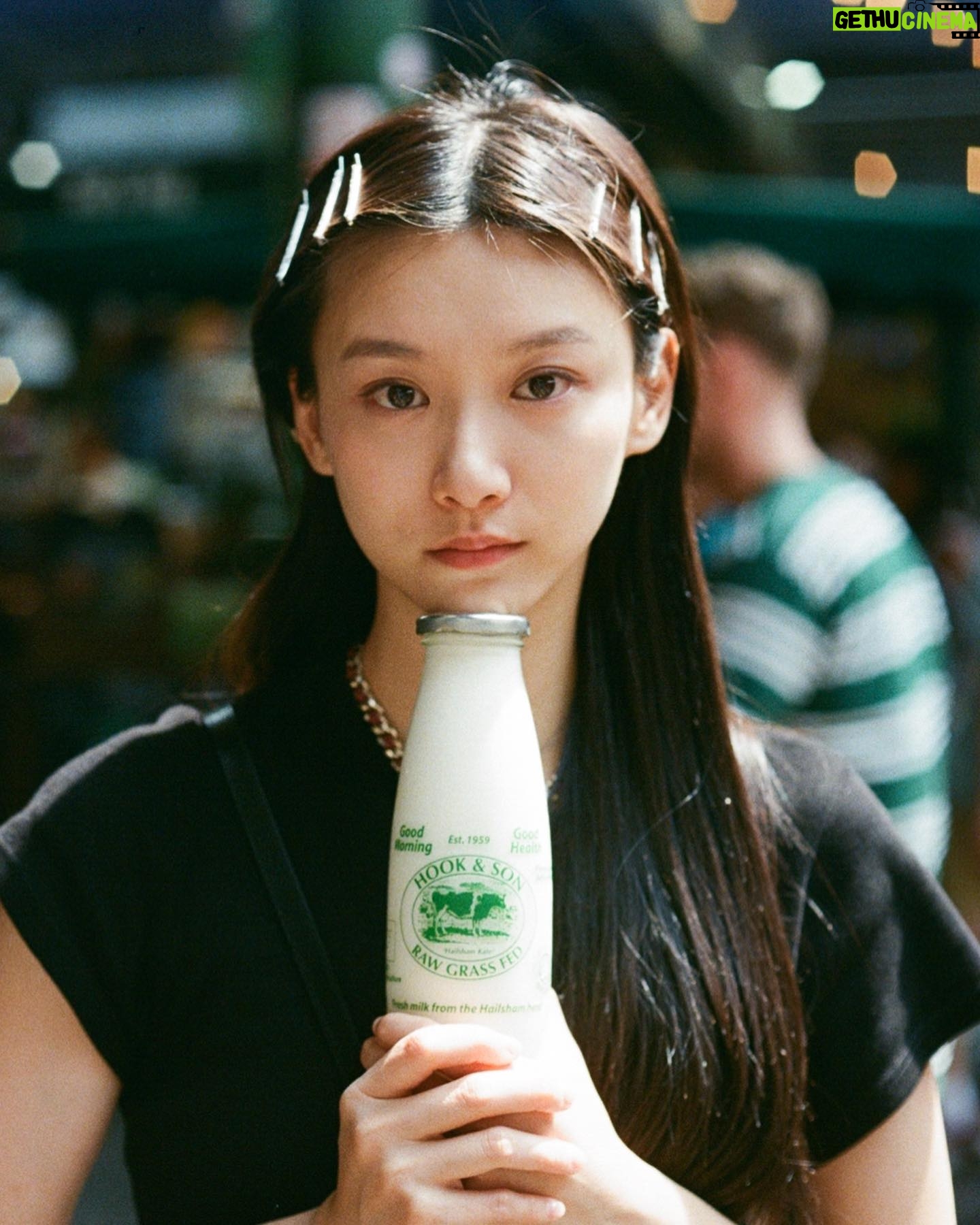 Angela Yuen - 22.1K Likes - 今年學會了真正享受一個人去旅行
常常一個人坐飛機東跑西跑而不覺孤獨
開始懂得如何一個人吃飯
最重要是學會了不再扮鍾意飲酒
雖然聽落好容易,但我用左好多年都仲停留係 “training myself to like alcohol”’s phase
但我不再妄自菲薄地為了像別人一樣帥而強裝成另一個模樣
這麼多年來才初嘗什麼是真正的自信,說來慚愧
自信不是自負也不是自大,是不逞強,容許自己廢就認廢
是找到在大海中的錨和擁有真正的 gravity
其實沒有極度期待新一年到來
明明新一年也不是全部365日一下子襲來的啊?
日子還是一天一天的過
先過好今天,才想去明天的事,ok ?
(先去看明天的劇本)
Taken in London by @tu.analogue 👊🏻