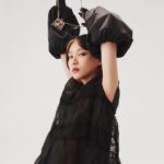 Angela Yuen Instagram – #MissVogue 曾經認為模特兒是沒有靈魂的工作,所以袁澧林 @angela.yuen 學會為自己創造角色;在電影《窄路微塵》中獲得一個複雜且充滿人性的角色之後,一舉入圍金馬獎最佳女主角,人們終於看見了袁澧林,但她認為是時候重新看見自己。
朋友形容她是「一個很奇特的品種」——一位非常理性的感性人,可以深刻理解細緻的情緒,同時又愛批判和分析這些感受。正因如此,她是朋友群中類似「心靈導師」的角色,即使明天要工作,還是願意溫柔聆聽對方半夜講心事三個小時,然後再給你狠狠一記當頭棒喝的那種。
不過面對自己時,總是需要再多一點耐心。「我還在學習怎麼在看自己的時候,多看到一些好的東西。」她指的不只是大銀幕上的演出,還有鏡子裡的自己。
這些年來,袁澧林沒少被貼過「小清新」、「文青女神」等老掉牙的標籤,但今天坐在一個擺滿一袋袋地瓜球(她最愛的台灣點心)的攝影棚梳妝台旁邊,她的語氣從容、眼神堅定,但又不至於殘忍,那股鬆弛感不是來自倦怠,而是從未如此清醒。
完整專訪內容請上 @voguetaiwan 主頁連結
APAC Editorial Director: Leslie Sun @sunles
Photographer:Hedy Chang @holy_shit_hedy
Editor & Stylist:Amber Chan @amberchan_98
Makeup:Hsuan Lu @hsuan_makeup
Hair:Odye Weng @odyeweng @hairmosa.lab
Interview & Text:Meg Chen @megjade.c