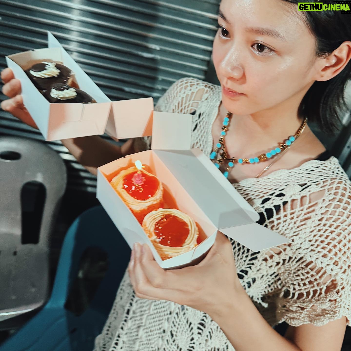 Angela Yuen - 25.3K Likes - 唔小心又逼左班人同我去長洲慶祝生日
今年無噓聲一片但人數就少左一半以上(照殺!)
但今次發現唔知係咪黎得太多
原來長洲已經無咩野做
首次開始理解MLA個首「我以後不再到長洲」
及所有多年來大量被我強逼搭船入長洲朋友的感受
當允升四點幾話賣晒芒果糯米糍
我有世界末日的感覺 👽
我心諗咁長洲仲有咩?!係張保仔洞?定係朋友!
於是我地係長洲都踢左個幾鐘毽 😀
然後大家都受左傷,雖然真係笑到腹肌發個靚達
唔,長洲真係一個好危險既地方
可能短時間都唔再去住了
但我突然有好深既感悟,我覺得好可怕
原來鍾意左咁多年既地方可以突然間會無feel
到底我一直鍾意長洲既乜野?係長洲既本身還是 the idea of 長洲
又,宇宙裏有什麼不是暫時?
嘿嘿,我打廢文真係好叻
快d祝多我一次生日快樂啦 ☺️