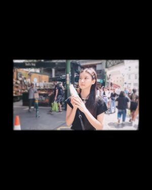 Angela Yuen Instagram - 今年學會了真正享受一個人去旅行
常常一個人坐飛機東跑西跑而不覺孤獨
開始懂得如何一個人吃飯
最重要是學會了不再扮鍾意飲酒
雖然聽落好容易，但我用左好多年都仲停留係 “training myself to like alcohol”’s phase
但我不再妄自菲薄地為了像別人一樣帥而強裝成另一個模樣
這麼多年來才初嘗什麼是真正的自信，說來慚愧
自信不是自負也不是自大，是不逞強，容許自己廢就認廢
是找到在大海中的錨和擁有真正的 gravity 

其實沒有極度期待新一年到來
明明新一年也不是全部365日一下子襲來的啊？
日子還是一天一天的過
先過好今天，才想去明天的事，ok ?
（先去看明天的劇本）

Taken in London by @tu.analogue 👊🏻