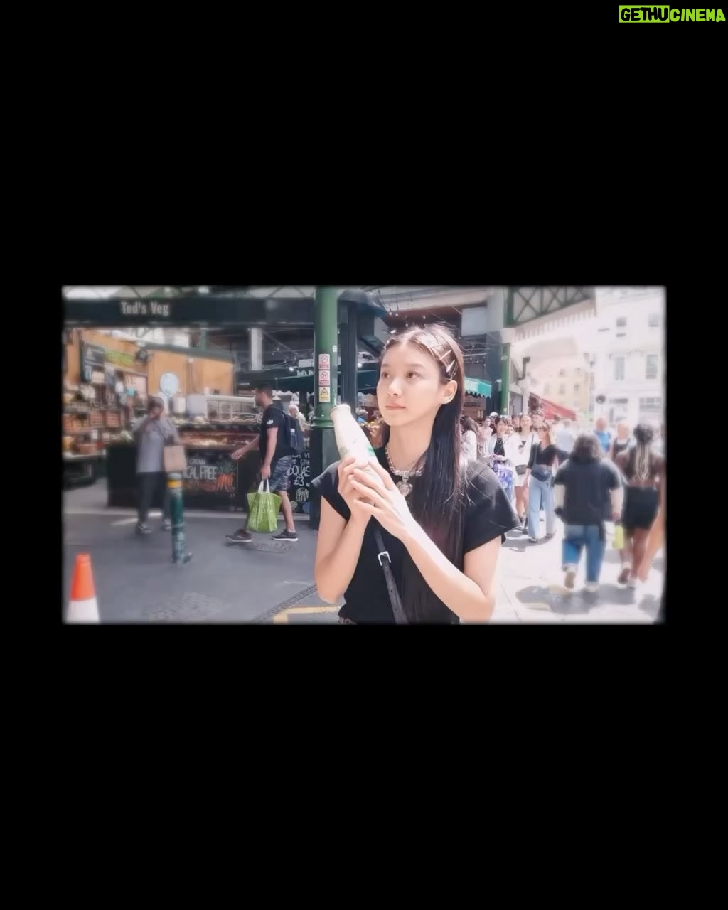 Angela Yuen - 22.1K Likes - 今年學會了真正享受一個人去旅行
常常一個人坐飛機東跑西跑而不覺孤獨
開始懂得如何一個人吃飯
最重要是學會了不再扮鍾意飲酒
雖然聽落好容易,但我用左好多年都仲停留係 “training myself to like alcohol”’s phase
但我不再妄自菲薄地為了像別人一樣帥而強裝成另一個模樣
這麼多年來才初嘗什麼是真正的自信,說來慚愧
自信不是自負也不是自大,是不逞強,容許自己廢就認廢
是找到在大海中的錨和擁有真正的 gravity
其實沒有極度期待新一年到來
明明新一年也不是全部365日一下子襲來的啊?
日子還是一天一天的過
先過好今天,才想去明天的事,ok ?
(先去看明天的劇本)
Taken in London by @tu.analogue 👊🏻