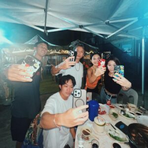 Angela Yuen Instagram - 唔小心又逼左班人同我去長洲慶祝生日 
今年無噓聲一片但人數就少左一半以上（照殺！）

但今次發現唔知係咪黎得太多
原來長洲已經無咩野做
首次開始理解MLA個首「我以後不再到長洲」
及所有多年來大量被我強逼搭船入長洲朋友的感受
當允升四點幾話賣晒芒果糯米糍
我有世界末日的感覺 👽
我心諗咁長洲仲有咩？！係張保仔洞？定係朋友！

於是我地係長洲都踢左個幾鐘毽 😀
然後大家都受左傷，雖然真係笑到腹肌發個靚達
唔，長洲真係一個好危險既地方
可能短時間都唔再去住了 

但我突然有好深既感悟，我覺得好可怕
原來鍾意左咁多年既地方可以突然間會無feel
到底我一直鍾意長洲既乜野？係長洲既本身還是 the idea of 長洲
又，宇宙裏有什麼不是暫時？

嘿嘿，我打廢文真係好叻
快d祝多我一次生日快樂啦 ☺️