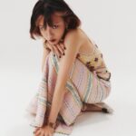 Angela Yuen Instagram – #MissVogue 曾經認為模特兒是沒有靈魂的工作，所以袁澧林 @angela.yuen 學會為自己創造角色；在電影《窄路微塵》中獲得一個複雜且充滿人性的角色之後，一舉入圍金馬獎最佳女主角，人們終於看見了袁澧林，但她認為是時候重新看見自己。

朋友形容她是「一個很奇特的品種」——一位非常理性的感性人，可以深刻理解細緻的情緒，同時又愛批判和分析這些感受。正因如此，她是朋友群中類似「心靈導師」的角色，即使明天要工作，還是願意溫柔聆聽對方半夜講心事三個小時，然後再給你狠狠一記當頭棒喝的那種。

不過面對自己時，總是需要再多一點耐心。「我還在學習怎麼在看自己的時候，多看到一些好的東西。」她指的不只是大銀幕上的演出，還有鏡子裡的自己。

這些年來，袁澧林沒少被貼過「小清新」、「文青女神」等老掉牙的標籤，但今天坐在一個擺滿一袋袋地瓜球（她最愛的台灣點心）的攝影棚梳妝台旁邊，她的語氣從容、眼神堅定，但又不至於殘忍，那股鬆弛感不是來自倦怠，而是從未如此清醒。

完整專訪內容請上 @voguetaiwan 主頁連結

APAC Editorial Director: Leslie Sun @sunles 
Photographer：Hedy Chang @holy_shit_hedy 
Editor & Stylist：Amber Chan @amberchan_98 
Makeup：Hsuan Lu @hsuan_makeup 
Hair：Odye Weng @odyeweng @hairmosa.lab
Interview & Text：Meg Chen @megjade.c