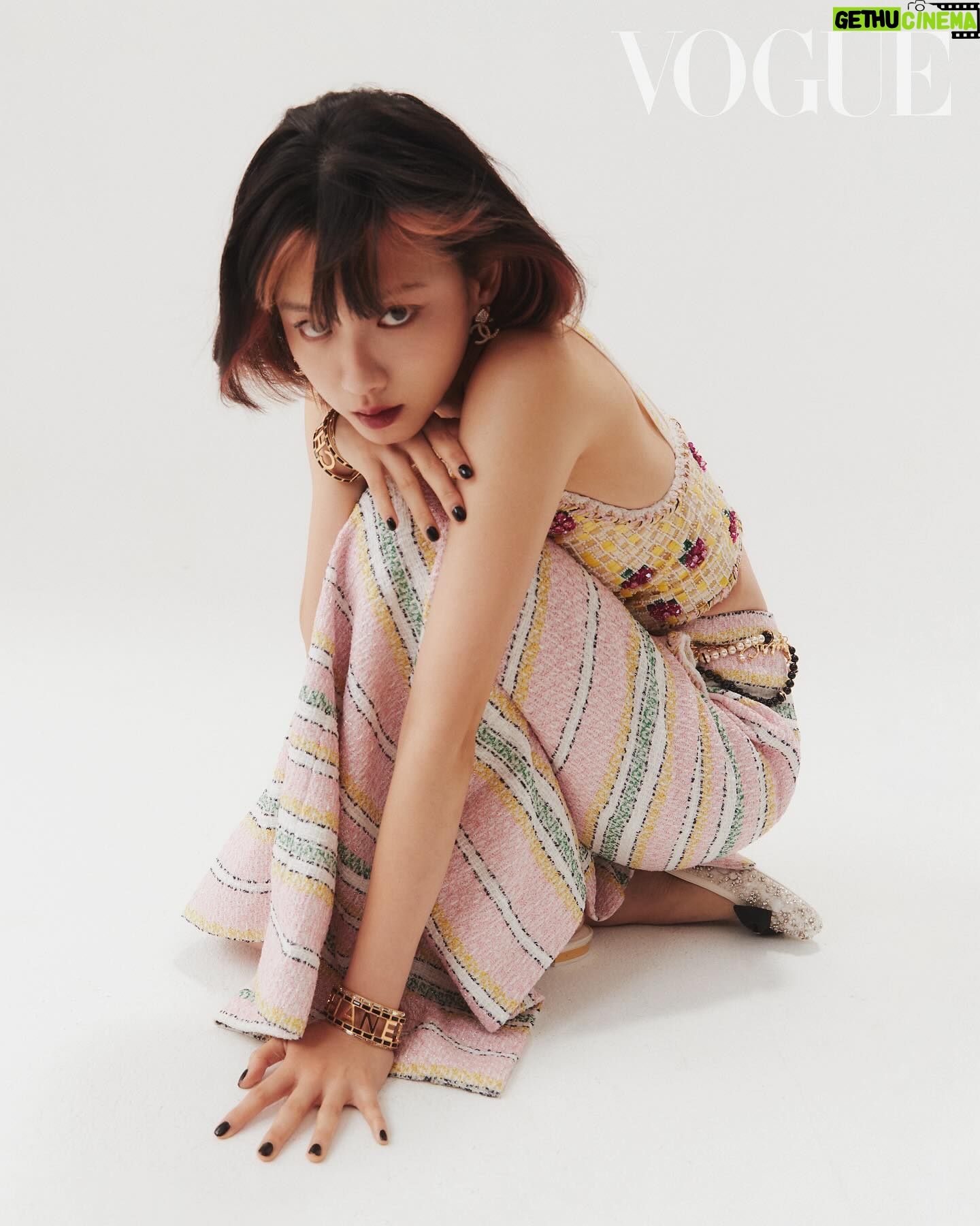 Angela Yuen Instagram - #MissVogue 曾經認為模特兒是沒有靈魂的工作,所以袁澧林 @angela.yuen 學會為自己創造角色;在電影《窄路微塵》中獲得一個複雜且充滿人性的角色之後,一舉入圍金馬獎最佳女主角,人們終於看見了袁澧林,但她認為是時候重新看見自己。 朋友形容她是「一個很奇特的品種」——一位非常理性的感性人,可以深刻理解細緻的情緒,同時又愛批判和分析這些感受。正因如此,她是朋友群中類似「心靈導師」的角色,即使明天要工作,還是願意溫柔聆聽對方半夜講心事三個小時,然後再給你狠狠一記當頭棒喝的那種。 不過面對自己時,總是需要再多一點耐心。「我還在學習怎麼在看自己的時候,多看到一些好的東西。」她指的不只是大銀幕上的演出,還有鏡子裡的自己。 這些年來,袁澧林沒少被貼過「小清新」、「文青女神」等老掉牙的標籤,但今天坐在一個擺滿一袋袋地瓜球(她最愛的台灣點心)的攝影棚梳妝台旁邊,她的語氣從容、眼神堅定,但又不至於殘忍,那股鬆弛感不是來自倦怠,而是從未如此清醒。 完整專訪內容請上 @voguetaiwan 主頁連結 APAC Editorial Director: Leslie Sun @sunles Photographer:Hedy Chang @holy_shit_hedy Editor & Stylist:Amber Chan @amberchan_98 Makeup:Hsuan Lu @hsuan_makeup Hair:Odye Weng @odyeweng @hairmosa.lab Interview & Text:Meg Chen @megjade.c