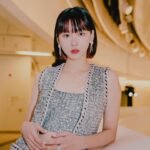 Angela Yuen Instagram - 第二年出席亞洲電影大獎 💫 在還沒進場的時候，我還在調侃問 @rachellyt ，你可不可以今晚輕輕贏左佢啊？結果在台上自己讀出梁雍婷的名字，亞洲電影大獎充滿著各國知名頂級演員，我竟能以最近距離感受一位香港演員在台上發光發亮，真的只能以熱淚盈眶回應了 🥹 也感謝 @bewater_liu，竟能在金馬後再次成為你的頒獎搭檔！ 謝謝 @chanelofficial #ChanelHighJewelry 讓我美麗一夜 👸🏼⚡️