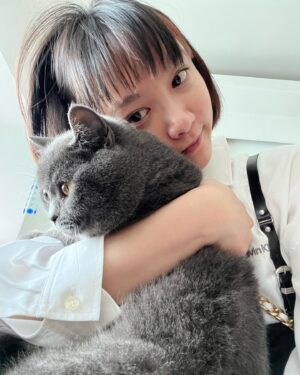 Angela Yuen Instagram - 太久沒回家，摸貓還能摸到進醫院真是天方夜譚

由於氣促呼吸不順暢，護士馬上推來輪椅給其實可以行走的我，我生平第一次被定義為緊急狀態被帶去分流房間
腦海中全是「omg原來會這樣」
我問是什麼事護士不能說要等醫生來，卻將心電圖儀器貼到我全身都是
還在我驚魂未定時幽幽地報價「那我說一下你所在的房間要 $xxx 元一小時」
「由於你呼吸還沒順暢起來我會監測著你，心電圖也跟你說一聲，費用是 $xx 半小時」
做人真是奇妙，生存在世每天都有新的體驗

我躺在病床上
感受著自己因入院而放了工作（圍讀日）飛機這件事
一邊萬分歉疚，一邊感恩終於可以睡一覺了——這兩個禮拜的日程實在⋯⋯
我POV式上下觀看著新買的很fashion的褲子，我竟然自帶病人褲，amazing

報告：我沒有大礙，只是對貓毛過敏導致氣管收窄
重點：我貓養了七年 🙏🏻 
原來可以這樣，一覺醒來發現突然對自己的貓過敏的嗎？
做人真是奇妙，生存在世每天都有新的發現

最後謝謝 St Paul 的醫生護士照顧 🌍
還有那個幫我量血壓的男護士，下次不要用溫度紙拿簽名啦！！俾張A4紙我，我下次幫你畫滿佢 💫🌊