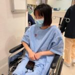 Angela Yuen Instagram – 太久沒回家，摸貓還能摸到進醫院真是天方夜譚

由於氣促呼吸不順暢，護士馬上推來輪椅給其實可以行走的我，我生平第一次被定義為緊急狀態被帶去分流房間
腦海中全是「omg原來會這樣」
我問是什麼事護士不能說要等醫生來，卻將心電圖儀器貼到我全身都是
還在我驚魂未定時幽幽地報價「那我說一下你所在的房間要 $xxx 元一小時」
「由於你呼吸還沒順暢起來我會監測著你，心電圖也跟你說一聲，費用是 $xx 半小時」
做人真是奇妙，生存在世每天都有新的體驗

我躺在病床上
感受著自己因入院而放了工作（圍讀日）飛機這件事
一邊萬分歉疚，一邊感恩終於可以睡一覺了——這兩個禮拜的日程實在⋯⋯
我POV式上下觀看著新買的很fashion的褲子，我竟然自帶病人褲，amazing

報告：我沒有大礙，只是對貓毛過敏導致氣管收窄
重點：我貓養了七年 🙏🏻 
原來可以這樣，一覺醒來發現突然對自己的貓過敏的嗎？
做人真是奇妙，生存在世每天都有新的發現

最後謝謝 St Paul 的醫生護士照顧 🌍
還有那個幫我量血壓的男護士，下次不要用溫度紙拿簽名啦！！俾張A4紙我，我下次幫你畫滿佢 💫🌊