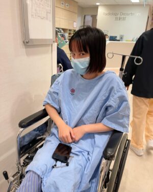 Angela Yuen Instagram - 太久沒回家，摸貓還能摸到進醫院真是天方夜譚

由於氣促呼吸不順暢，護士馬上推來輪椅給其實可以行走的我，我生平第一次被定義為緊急狀態被帶去分流房間
腦海中全是「omg原來會這樣」
我問是什麼事護士不能說要等醫生來，卻將心電圖儀器貼到我全身都是
還在我驚魂未定時幽幽地報價「那我說一下你所在的房間要 $xxx 元一小時」
「由於你呼吸還沒順暢起來我會監測著你，心電圖也跟你說一聲，費用是 $xx 半小時」
做人真是奇妙，生存在世每天都有新的體驗

我躺在病床上
感受著自己因入院而放了工作（圍讀日）飛機這件事
一邊萬分歉疚，一邊感恩終於可以睡一覺了——這兩個禮拜的日程實在⋯⋯
我POV式上下觀看著新買的很fashion的褲子，我竟然自帶病人褲，amazing

報告：我沒有大礙，只是對貓毛過敏導致氣管收窄
重點：我貓養了七年 🙏🏻 
原來可以這樣，一覺醒來發現突然對自己的貓過敏的嗎？
做人真是奇妙，生存在世每天都有新的發現

最後謝謝 St Paul 的醫生護士照顧 🌍
還有那個幫我量血壓的男護士，下次不要用溫度紙拿簽名啦！！俾張A4紙我，我下次幫你畫滿佢 💫🌊
