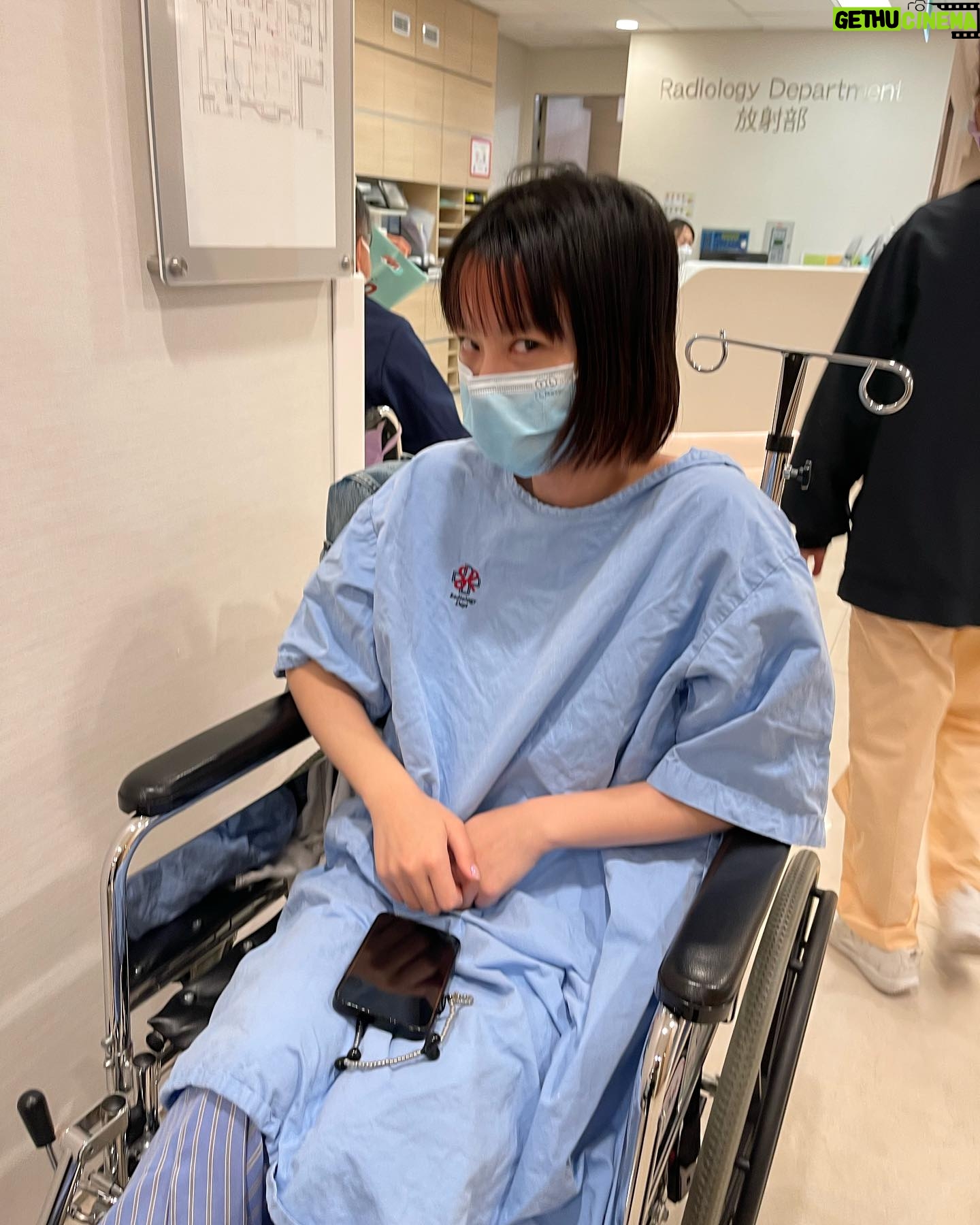 Angela Yuen - 22.9K Likes - 太久沒回家,摸貓還能摸到進醫院真是天方夜譚
由於氣促呼吸不順暢,護士馬上推來輪椅給其實可以行走的我,我生平第一次被定義為緊急狀態被帶去分流房間
腦海中全是「omg原來會這樣」
我問是什麼事護士不能說要等醫生來,卻將心電圖儀器貼到我全身都是
還在我驚魂未定時幽幽地報價「那我說一下你所在的房間要 $xxx 元一小時」
「由於你呼吸還沒順暢起來我會監測著你,心電圖也跟你說一聲,費用是 $xx 半小時」
做人真是奇妙,生存在世每天都有新的體驗
我躺在病床上
感受著自己因入院而放了工作(圍讀日)飛機這件事
一邊萬分歉疚,一邊感恩終於可以睡一覺了——這兩個禮拜的日程實在⋯⋯
我POV式上下觀看著新買的很fashion的褲子,我竟然自帶病人褲,amazing
報告:我沒有大礙,只是對貓毛過敏導致氣管收窄
重點:我貓養了七年 🙏🏻
原來可以這樣,一覺醒來發現突然對自己的貓過敏的嗎?
做人真是奇妙,生存在世每天都有新的發現
最後謝謝 St Paul 的醫生護士照顧 🌍
還有那個幫我量血壓的男護士,下次不要用溫度紙拿簽名啦!!俾張A4紙我,我下次幫你畫滿佢 💫🌊
