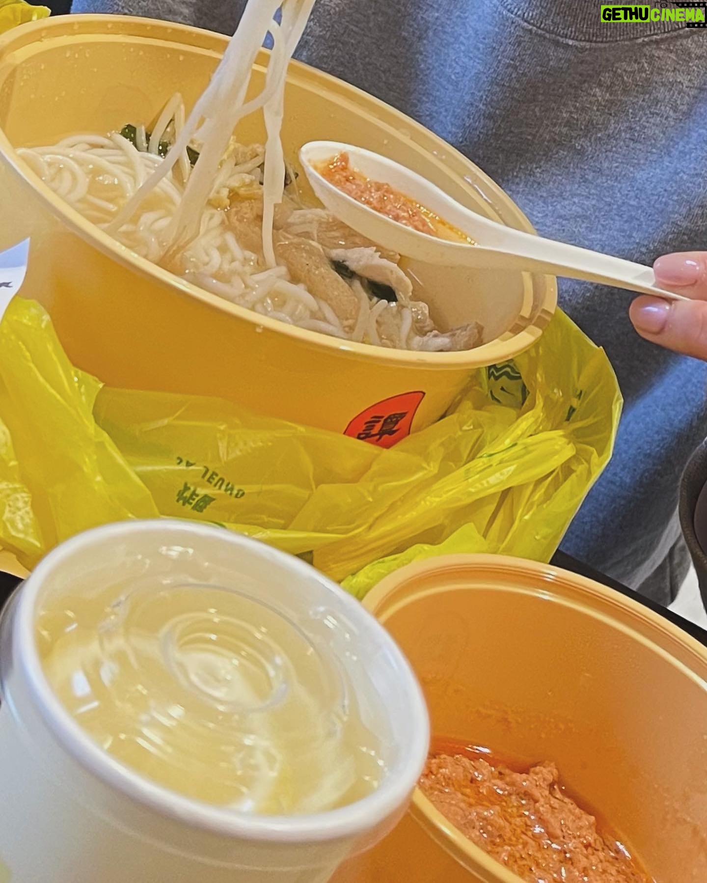 Angela Yuen - 22.9K Likes - 太久沒回家,摸貓還能摸到進醫院真是天方夜譚
由於氣促呼吸不順暢,護士馬上推來輪椅給其實可以行走的我,我生平第一次被定義為緊急狀態被帶去分流房間
腦海中全是「omg原來會這樣」
我問是什麼事護士不能說要等醫生來,卻將心電圖儀器貼到我全身都是
還在我驚魂未定時幽幽地報價「那我說一下你所在的房間要 $xxx 元一小時」
「由於你呼吸還沒順暢起來我會監測著你,心電圖也跟你說一聲,費用是 $xx 半小時」
做人真是奇妙,生存在世每天都有新的體驗
我躺在病床上
感受著自己因入院而放了工作(圍讀日)飛機這件事
一邊萬分歉疚,一邊感恩終於可以睡一覺了——這兩個禮拜的日程實在⋯⋯
我POV式上下觀看著新買的很fashion的褲子,我竟然自帶病人褲,amazing
報告:我沒有大礙,只是對貓毛過敏導致氣管收窄
重點:我貓養了七年 🙏🏻
原來可以這樣,一覺醒來發現突然對自己的貓過敏的嗎?
做人真是奇妙,生存在世每天都有新的發現
最後謝謝 St Paul 的醫生護士照顧 🌍
還有那個幫我量血壓的男護士,下次不要用溫度紙拿簽名啦!!俾張A4紙我,我下次幫你畫滿佢 💫🌊