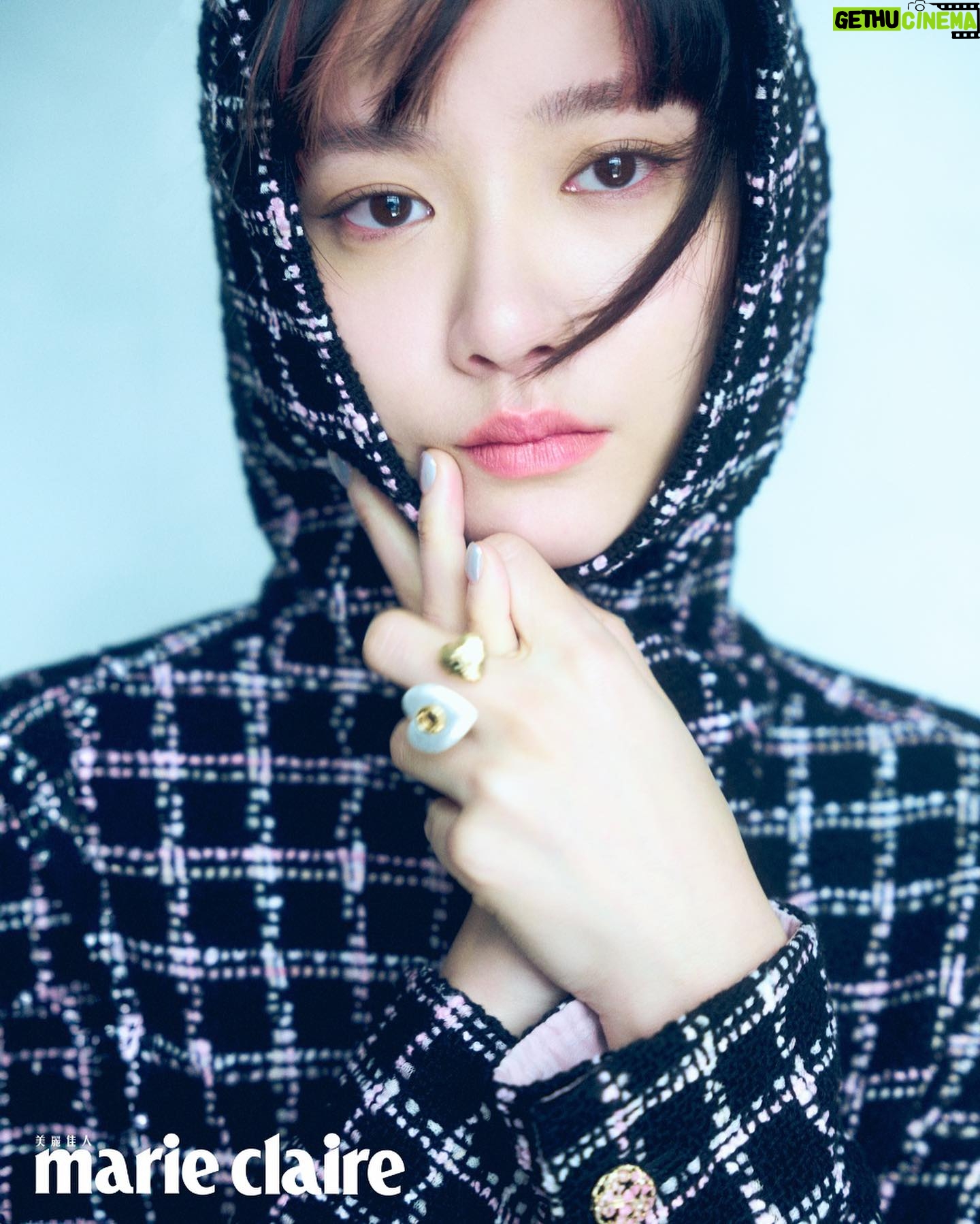 Angela Yuen Instagram - Latest interview with @marieclairetw is out 💛💜 w/ @chanelofficial 🪓🪓🪓 Editor-in-Chief @slandhercolletions Photographer @troy_wa_ng Feature Editor @patreeck_xxoo Styling @beloveapril Make Up @makeup.irinana Hair @jing_33333 Video Director @hakukin DOP @sevenguns @chanelofficial #MarieClairetw #CHANELSPRINGSUMMER