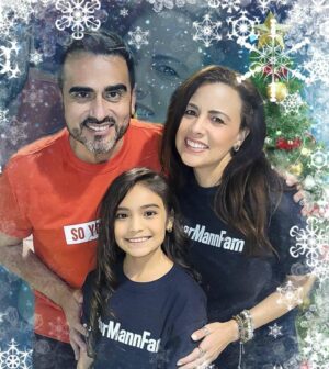Angelee Vera Instagram - Here with my super talented on-set parents @armandoact and @thisisjovanna at @dharmannstudios .
.
#dharmannactors 
#dharmann 
#dharmannfam 
#dharmannfamily 
#actress 
#actors 
#setparents
#setfamily
#armandorey
#jovannavidal
#angeleemerikvera
#angeleevera
#instagood
#christmas 
#talent