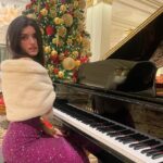 Angelina Jordan Instagram - Happy Holidays everyone🎄❤️ I’m sending you love, light, and lots of happiness on this beautiful day❤️