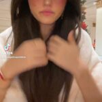 Angelina Jordan Instagram - Happy Holidays everyone🎄❤️ I’m sending you love, light, and lots of happiness on this beautiful day❤️