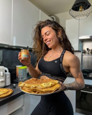 Angélique Mastio Instagram - 🚨 Mes crêpes MOELLEUSES & SAINES 🚨

🥞 Recette de crêpes ultras moelleuses
▫️ 1 œuf
▫️ 100 g de blanc d’œuf (= 3 blancs)
▫️ 20 g farine patate douce (Nutrimuscle)
▫️ 20 g de farine blanche
▫️ 80 g de lait végétal 
▫️ 3 g Nutri arôme vanille en poudre

🤤 Topping :
▫️Rondelles de banane
▫️Framboises
▫️Almond crunchy butter (nutrimuscle)

Multiplier les quantités afin de préparer plusieurs petits dej ! (Organisation pour gagner du temps le matin)

2 ans que je suis ambassadrice @nutrimuscle et 10 ans que je suis clientes!

Pourquoi choisir Nutrimuscle plutôt qu’un autre ?

- Naturel et pur (autant que leur packaging)
- Listes courtes d’ingrédients !
- Dosage spécialement étudié par des experts
- Gamme BIO

Oui vous trouverez moins cher, mais savez vous vraiment ce que vous donnez à votre corps ?
- Personnellement oui, et les yeux fermés !

💝 Profite des -10% dans ma bio 
NM_angelique10 🎁

Ma priorité, vous donner le meilleur 🙌🏼

#fitness #sportive #kohlanta #poledancing #fit #motivation #workout #gym #sport #bodygoal #poledancer #fun #fitfam #fitnessmotivation #bodybuilding #bikini #fitgirlsfam #poledance #shape #nutrimuscle #fitfrenchies #fitnessaddict #fitnessgirl