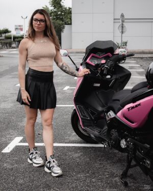 Angélique Mastio Instagram - Modèle : Tmax rose 
Pilote : @angelique.njoff 
Photographe : @cougui_photos 
.
.
.
#tmax #scooter #rose #pinkscooter #portraitphotography #motorcycle #motogirl #motolife #motorbike #lifestyle