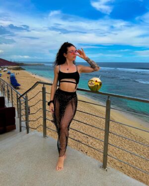Angélique Mastio Instagram - Merci mille fois @bali.superhost et @magnitudeconstruction, ses 10 jours étaient juste incroyable, les villas tellement folles, tellement grandes, nous nous sommes laisser guider sur les activités et c’était parfait !

L’équipe est adorable, toujours au petit soin et hyper souriant, j’aime trop Bali pour ça.. une joie de vivre communicative 😍

Maintenant on est livré à nous même pour découvrir les îles !

Première fois de ma vie que je réserve un hôtel à 00h10 pour le soir 🤣

#travel #kohlanta #whitebeach #fit #motivation #holiday #friends #sport #bodygoal #poledancer #fun #fitfam #fitnessmotivation #bodybuilding #bikini #fitgirlsfam #bali #shape #uluwatu #fitfrenchies #fitnessaddict #fitnessgirl