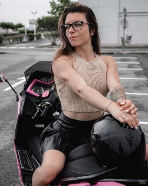 Angélique Mastio Instagram - Modèle : Tmax rose 
Pilote : @angelique.njoff 
Photographe : @cougui_photos 
.
.
.
#tmax #scooter #rose #pinkscooter #portraitphotography #motorcycle #motogirl #motolife #motorbike #lifestyle