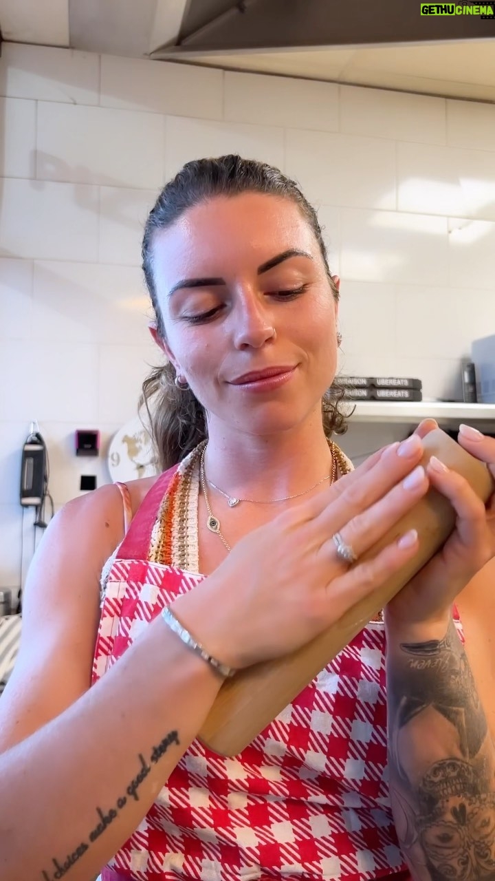 Angélique Mastio - 1.7K Likes - 9 ans aujourd’hui.. il y a eu des hauts, des bas, des rires, des pleurs.. mais si ne m’a jamais abandonné toi 🫶🏼🥹
Et nous sommes 3 depuis 1 an ❤️
Avec les années, tu m’as fais me remettre en question.. et accepter les clients qui prennent la Pizza avec de l’Ananas 🍍 ❤️
#9ans #pizza #fitness #ananas #pizzalover #italian #pizzas #cheznj #njpizza #life #work #workhard #girlboss #independant #women #kohlanta #workinggirl