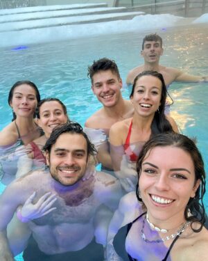 Angélique Mastio Instagram - Une semaine entre amis 🔥

Merci à @alexandre.kohlanta pour l’organisation, @courchevel_officiel pour les activités, le chalet incroyable, et votre accueil !

@meribel3vallees pour ce domaine qui est gigantesque et magnifique !

On a passé une super semaine !

Une équipe toujours présente pour faire des folies ✨
Avec un esprit de compétition plus que présent mais des valeurs hors de prix ❤️🙏🏼

A quand un prochain voyage ? 💜

#courchevel
#capitalmondialduski #savoiemontblanc #montagne
#mountains #vallees #kohlanta #friend #ski #snow #aquamotion