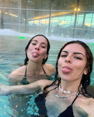 Angélique Mastio Instagram - Une semaine entre amis 🔥

Merci à @alexandre.kohlanta pour l’organisation, @courchevel_officiel pour les activités, le chalet incroyable, et votre accueil !

@meribel3vallees pour ce domaine qui est gigantesque et magnifique !

On a passé une super semaine !

Une équipe toujours présente pour faire des folies ✨
Avec un esprit de compétition plus que présent mais des valeurs hors de prix ❤️🙏🏼

A quand un prochain voyage ? 💜

#courchevel
#capitalmondialduski #savoiemontblanc #montagne
#mountains #vallees #kohlanta #friend #ski #snow #aquamotion
