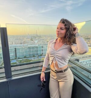 Angélique Mastio Instagram - Just wow, Paris ❤️

🔗 Link in bio ⤵️
🍑 Contenu exclusif 📸
👗 Vinted
🏋🏽‍♀️ PROMO LIQUIDATION @njbodyfit

#fitness #sportive #kohlanta #crossfit #fit #motivation #fitnessLife #gym #sport #bodygoal #poledancer #fun #fitfam #fitnessmotivation #bodybuilding #bikini #fitgirlsfam #poledancer #shape #nutrimuscle #fitfrenchies #fitnessaddict #fitnessgirl