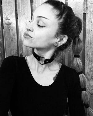 Angie Rae Instagram - Here to tell you all that if you want to use 17 hair ties for your 1 head, you go on and do it. Do you. 🙌🏻